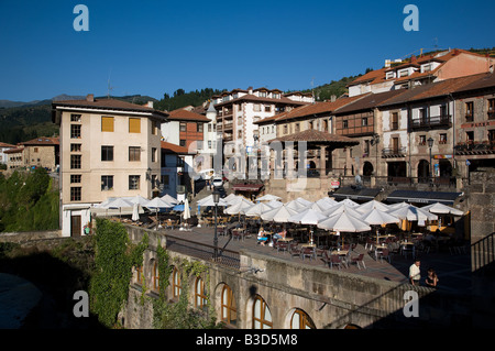 Vista generale della città di montagna di Potes nel Parco Nazionale Picos de Europa nel nord della Spagna Foto Stock