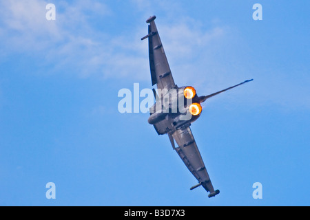 RAF Eurofighter Typhoon jet da combattimento in corrispondenza delle ali e le ruote display a Dunsfold Surrey UK 2008 Foto Stock