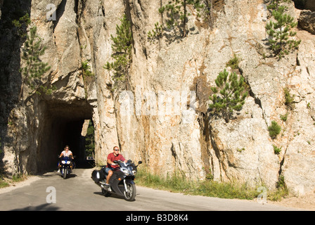 I turisti a cavallo attraverso un tunnel sugli aghi in autostrada in Black Hills del Sud Dakota Estate 2007 Foto Stock