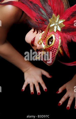 Foto di stock di donna in rosso maschera sfumato Foto Stock