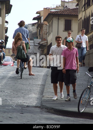 Coppia giovane su una bici a Firenze, Italia Foto Stock