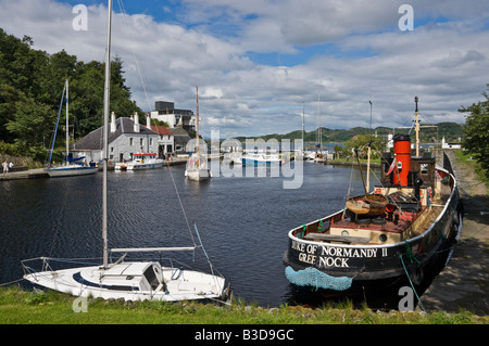Nave a vela ha appena entrato nel bacino del canale a Crinan in Argyll Scozia Scotland Foto Stock