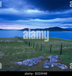 Vista attraverso il suono di Taransay da una collina vicino Horgabost sull'Isle of Harris, verso Taransay, Ebridi Esterne, Scozia Foto Stock