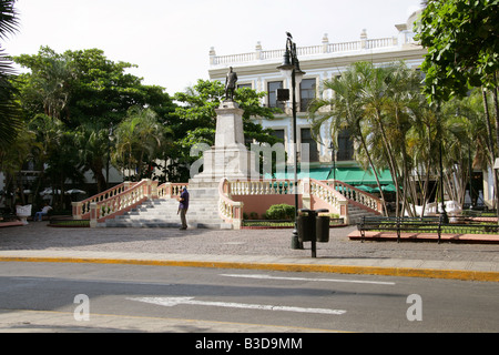 Statua del generale Manuel Cepeda Peraza con Gran Hotel in background, Merida, Penisola dello Yucatan, Messico Foto Stock