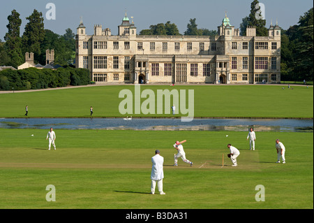 Un gioco di domenica pomeriggio il cricket pagato di fronte Audley End House Foto Stock