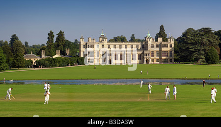 Una partita di cricket di essere pagato nella parte anteriore del Audley End House alla fine di agosto Foto Stock