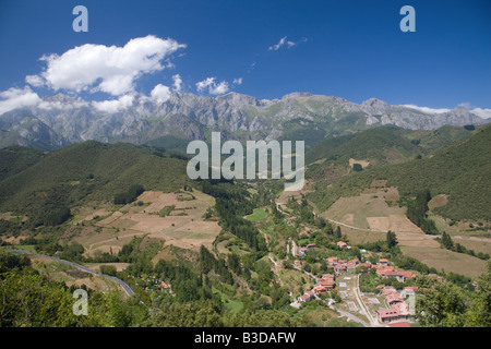 Picos de Europa Mountains visto dal punto di visualizzazione vicino a Potes Foto Stock