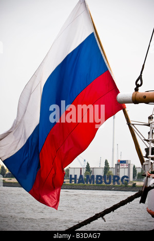 Bandiera russa aleggia sul Sedov, il più grande Tall Ship nel mondo, ad Amburgo, Germania Foto Stock