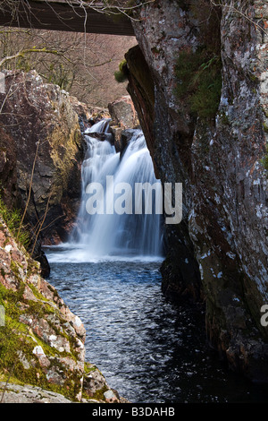 Achriabhach cascata, visto dal lungo il fiume sotto il ponte stradale. Foto Stock