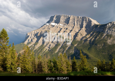 Vista di Mount Rundle nel Parco Nazionale di Banff Foto Stock