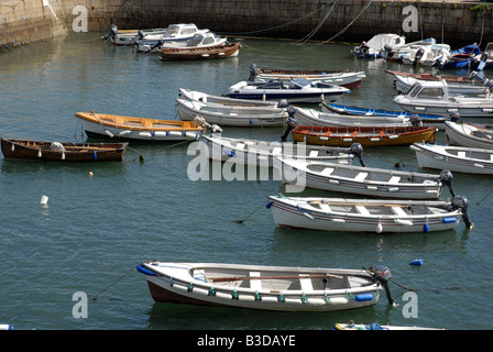 Piccole imbarcazioni in Dalkey vicino porto di Dun Laoghaire mare irlandese Co Dublin Ireland Foto Stock