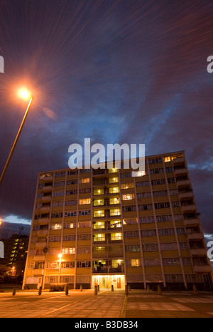 Torri Holbeck alto appartamenti Leeds durante la notte con luce di strada illuminata di windows e drammatici del cielo. Foto Stock