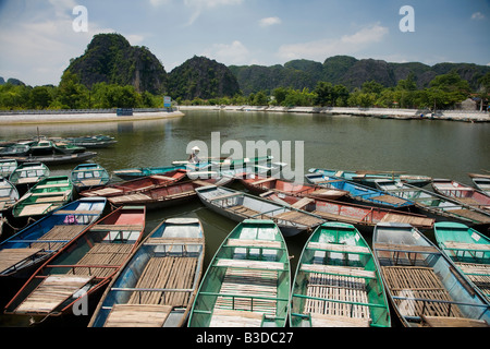 Gite in barca a Ninh Binh per Tam Coc in Nord Vietnam centrale Foto Stock