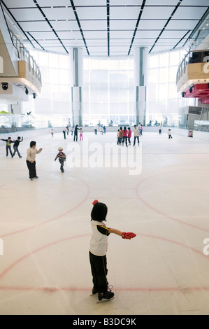 Pista di pattinaggio a elementi Shopping Mall in Union Square di sviluppo in West Kowloon Hong Kong Foto Stock