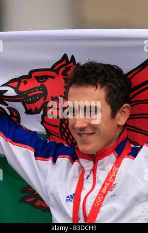 Welsh atleta olimpico, Geraint Thomas, che ha vinto una bicicletta medaglia d'oro alle Olimpiadi di Pechino 2008, celebra in Cardiff Foto Stock