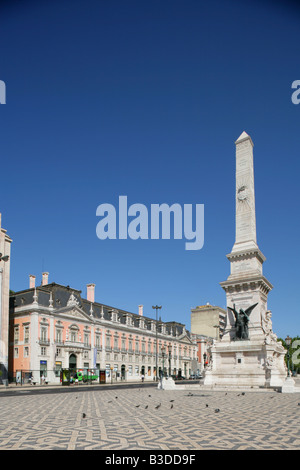 Palacio Foz e obelisco in Praça dos Restauradores o Piazza dei restauratori, Lisbona, Portogallo. Foto Stock