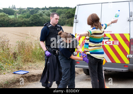 8 agosto 2008 Clima Camp vicino a Kingsnorth Power station Kent persone che entrano e lasciano il campo vengono ricercati dalla Polizia Foto Stock