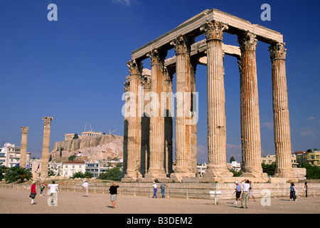 Grecia, Atene, tempio di Zeus Olimpio con l'Acropoli sullo sfondo Foto Stock