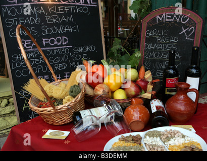 Le schede e display alimentare al di fuori di una taverna greca in Rethymnon Crete Foto Stock