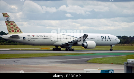 L'atterraggio all'Aeroporto Internazionale di Manchester Pakistan International Airlines Foto Stock