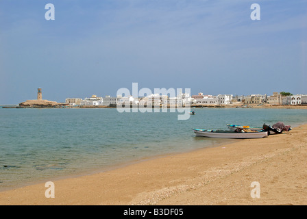 Ayjah waterfront e il faro Sur Sharqiya Regione Sultanato di Oman Foto Stock