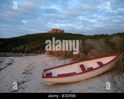 In legno barca a remi sulla spiaggia, Tresco Foto Stock