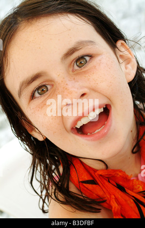 Una bella bruna bambino sorridente in estate Foto Stock