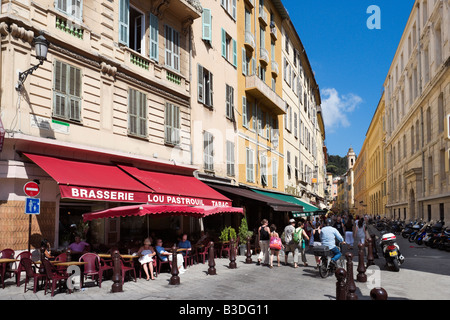 La Brasserie e negozi nella città vecchia (Vieux Nice), Rue de la prefettura, Nizza Cote d'Azur, Costa Azzurra, Francia Foto Stock