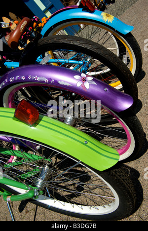 In stile retrò biciclette per la vendita sul display sul marciapiede nella parte anteriore del negozio di biciclette Foto Stock