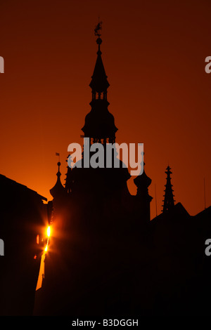 Il Castello di Praga stagliano contro il sole di setting a Praga Repubblica Ceca il primo castello costruito nel X secolo Foto Stock