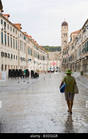 La mattina presto i turisti stranieri Stradun sulla strada principale a Dubrovnik Città Vecchia, Dalmazia in Croazia Foto Stock