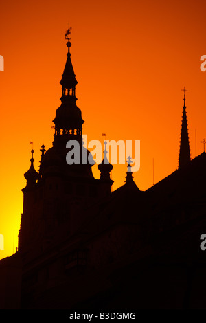 Il Castello di Praga stagliano contro il sole di setting a Praga Repubblica Ceca il primo castello costruito nel X secolo Foto Stock