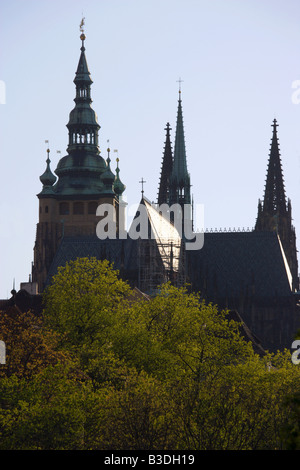 Il Castello di Praga stagliano contro il sole di setting a Praga Repubblica Ceca il primo castello costruito nel X secolo Foto Stock