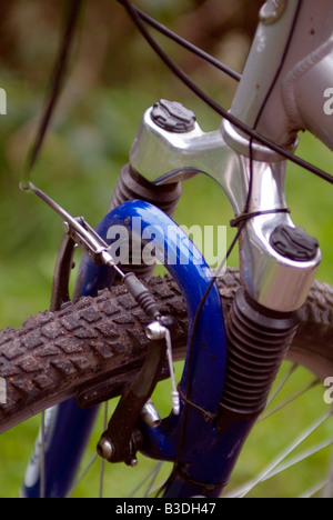 Anteriore sospensione telescopica e il meccanismo del freno su nazionale mountain bike Foto Stock