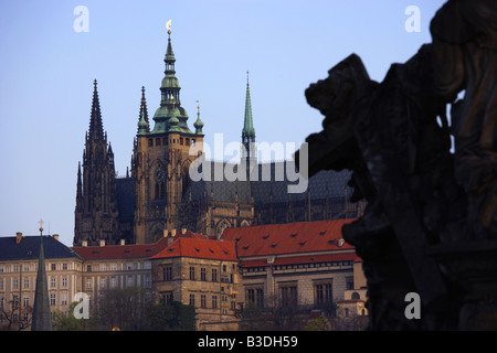 Il Castello di Praga stagliano contro il sole di setting a Praga Repubblica Ceca il castello costruito dapprima nel decimo Foto Stock