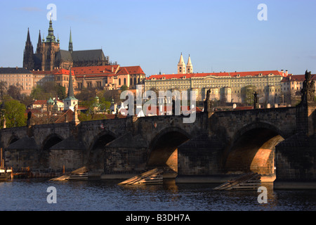 Il Castello di Praga stagliano contro il sole di setting a Praga Repubblica Ceca il castello costruito dapprima nel decimo Foto Stock