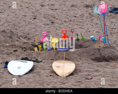 Pittoresca spiaggia di scena con i bambini le reti, picche, giocattoli e due tavole da surf. Un'immagine raffigurante la perfetta vacanza al mare. Foto Stock