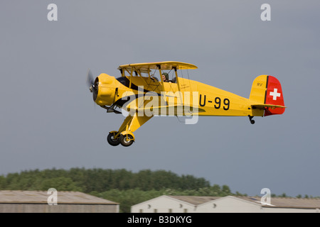 Bucker Bu-133C Jungmeister U-99 RV G-AXMT in volo dopo il decollo da Breighton Airfield Foto Stock