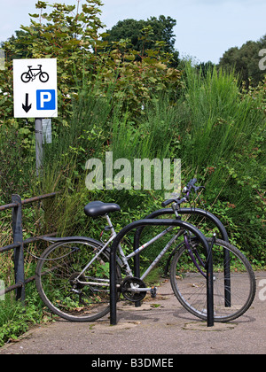 Rack di ciclo e il simbolo di parcheggio a North Walsham stazione ferroviaria norfolk England Regno Unito Foto Stock