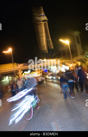 Ciclista su bici illuminata su Blackpool luci si accendono di notte Foto Stock