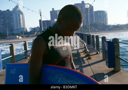 Surfer in una spiaggia a Durban, Sud Africa. Foto Stock