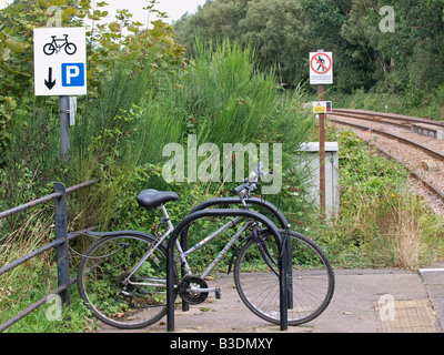 Rack di ciclo e il simbolo di parcheggio a North Walsham stazione ferroviaria norfolk England Regno Unito Foto Stock
