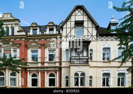 Schmucke Wohnhaeuser in der Dohne, Hausfassaden mit Verzierungen, Muelheim an der Ruhr, Ruhrgebiet, NRW Foto Stock