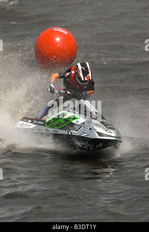 Jet Ski Racing presso la Glasgow fiume Festival Luglio 2008 Foto Stock