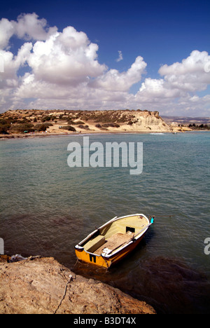 In gommone ormeggiato a rocce in spiaggia Avdimou Cipro Foto Stock