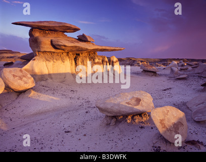 Erosi roccia arenaria formazione nella città di funghi in Bisti Badlands Foto Stock