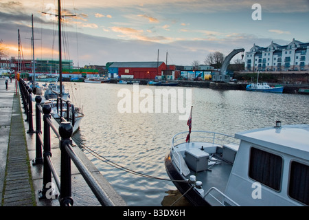 Bristol, Inghilterra. Una barca legato al dock appena prima del sorgere del sole. Magazzino in background. Foto Stock