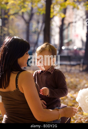 Ragazzo divertendosi con Candy Floss Foto Stock