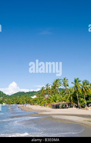 ZIHUATANEJO, Messico: La spiaggia di Playa Principal a Zihuatanejo, Guerrero, Messico, si estende lungo il pittoresco lungomare della città. Conosciuta per la sua atmosfera vibrante e le sue acque calme, Playa Principal è una destinazione popolare sia per la gente del posto che per i turisti, che offre splendide vedute della Baia di Zihuatanejo. Foto Stock