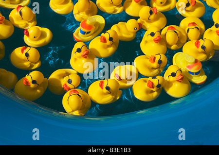 Le anatre di plastica in una vasca di blu di acqua al carnevale o il parco divertimenti. Foto Stock